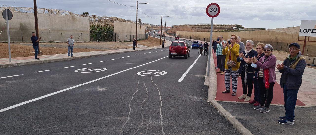 Los vecinos aplauden la reapertura de la carretera de Melenara