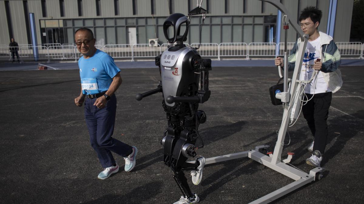 Robotlar Peking Medya Maratonu | Troto Robots: Pekin ilk yarı -humanid robotlar maratonunu memnuniyetle karşılıyor