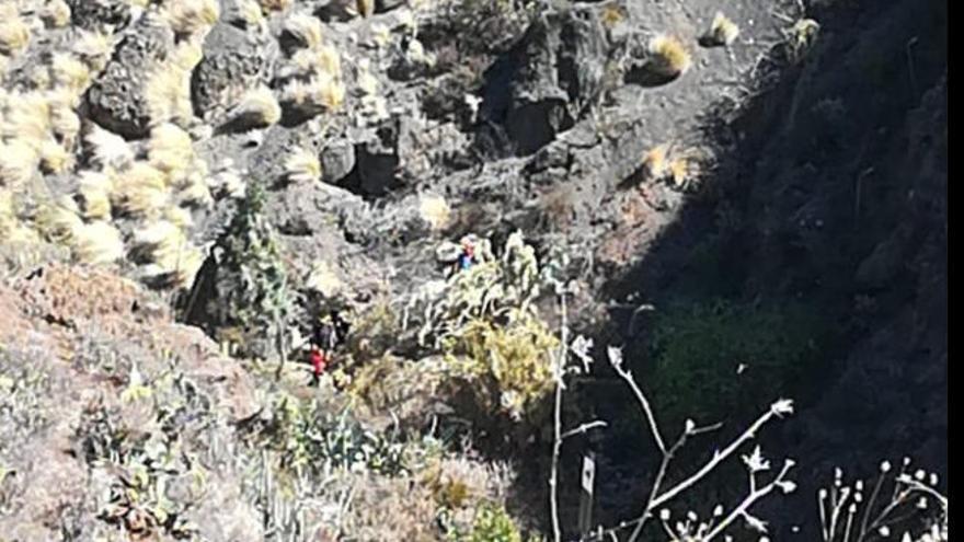 Rescatado un joven que sufrió una caída en un barranco de La Laguna