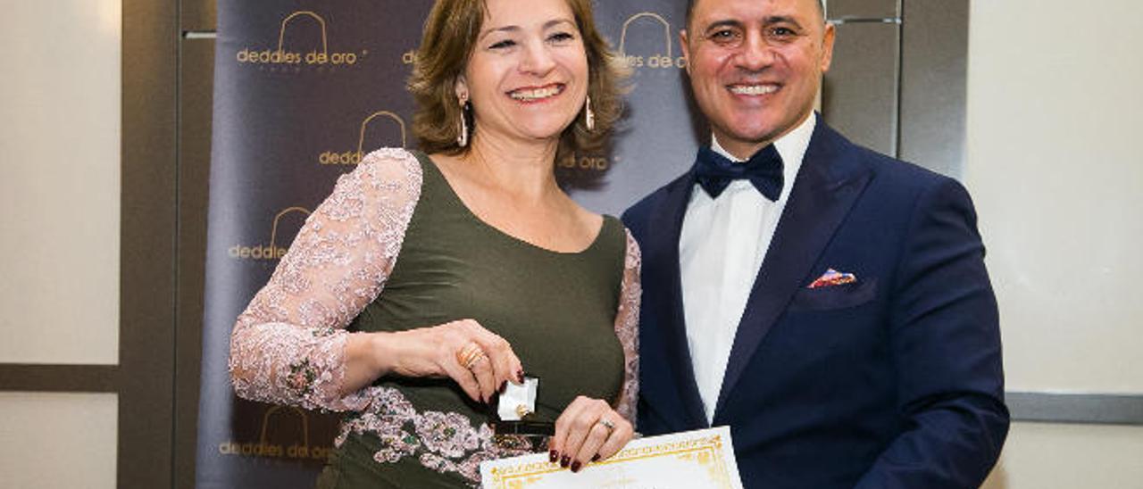 La diseñadora Nieves Barroso recibe el dedal de oro de manos de Ignacio de Jacob y Gómez, el viernes en una gala en Madrid.