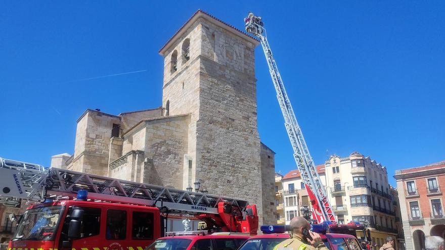 ¿Por qué los bomberos están en lo alto de la iglesia de San Juan, en la Plaza Mayor de Zamora?