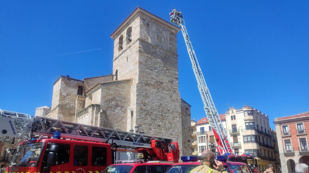 Los Bomberos de Zamora acceden a la cubierta de la torre de San Juan de Puerta Nueva, en la Plaza Mayor.