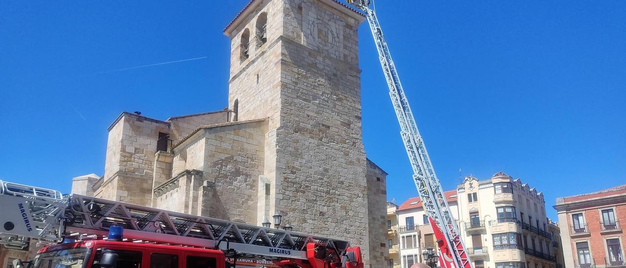 Bomberos de Zamora prueban la nueva escala