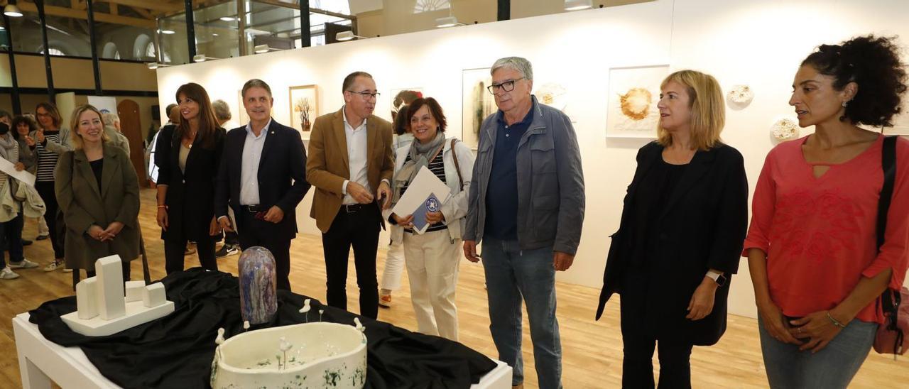 Autoridades y directivos de Médicos del Mundo, durante una visita guiada a la exposición.