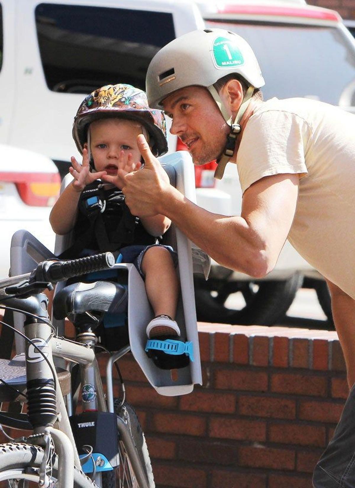 Josh Duhamel le enseña a Axl a poner el pulgar hacia arriba