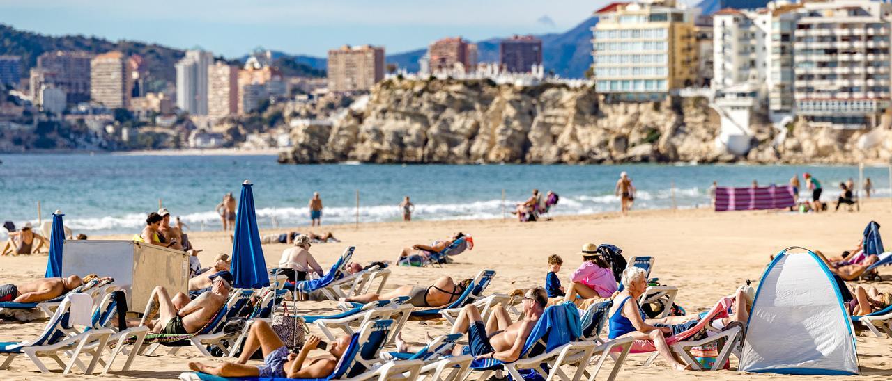 Un grupo de turistas en la playa de Benidorm.