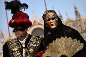 Trajes tradicionales desfilan durante el carnaval de Venecia