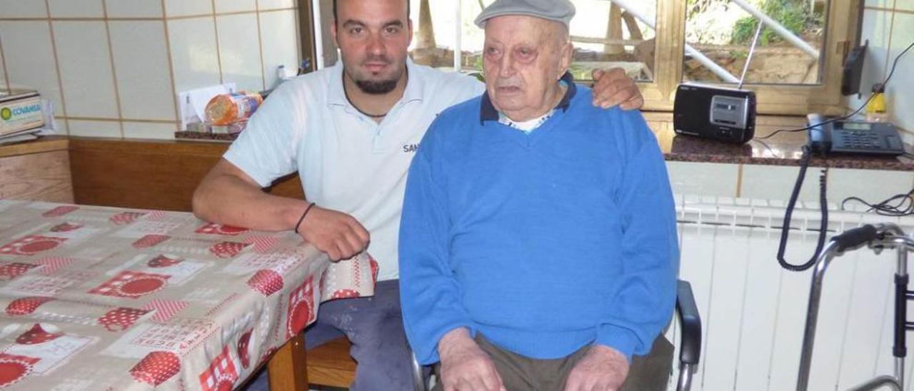 Pedro Cadierno, con su abuelo Celestino Collar, en su casa de Magarín.