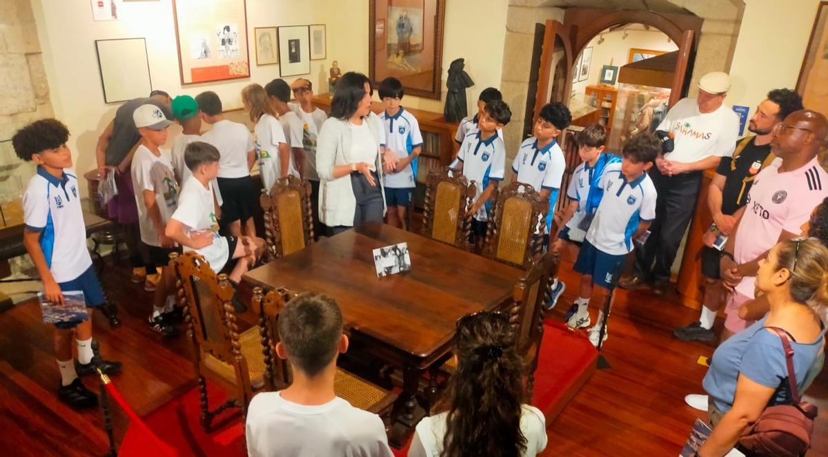Un momento da visita do grupo internacional de escolares.