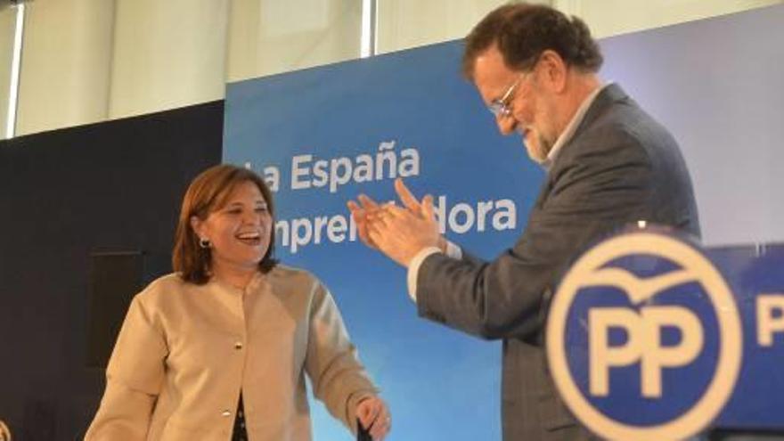 Mariano Rajoy aplaude a Isabel Bonig en un momento del mitin, ayer en Elx.