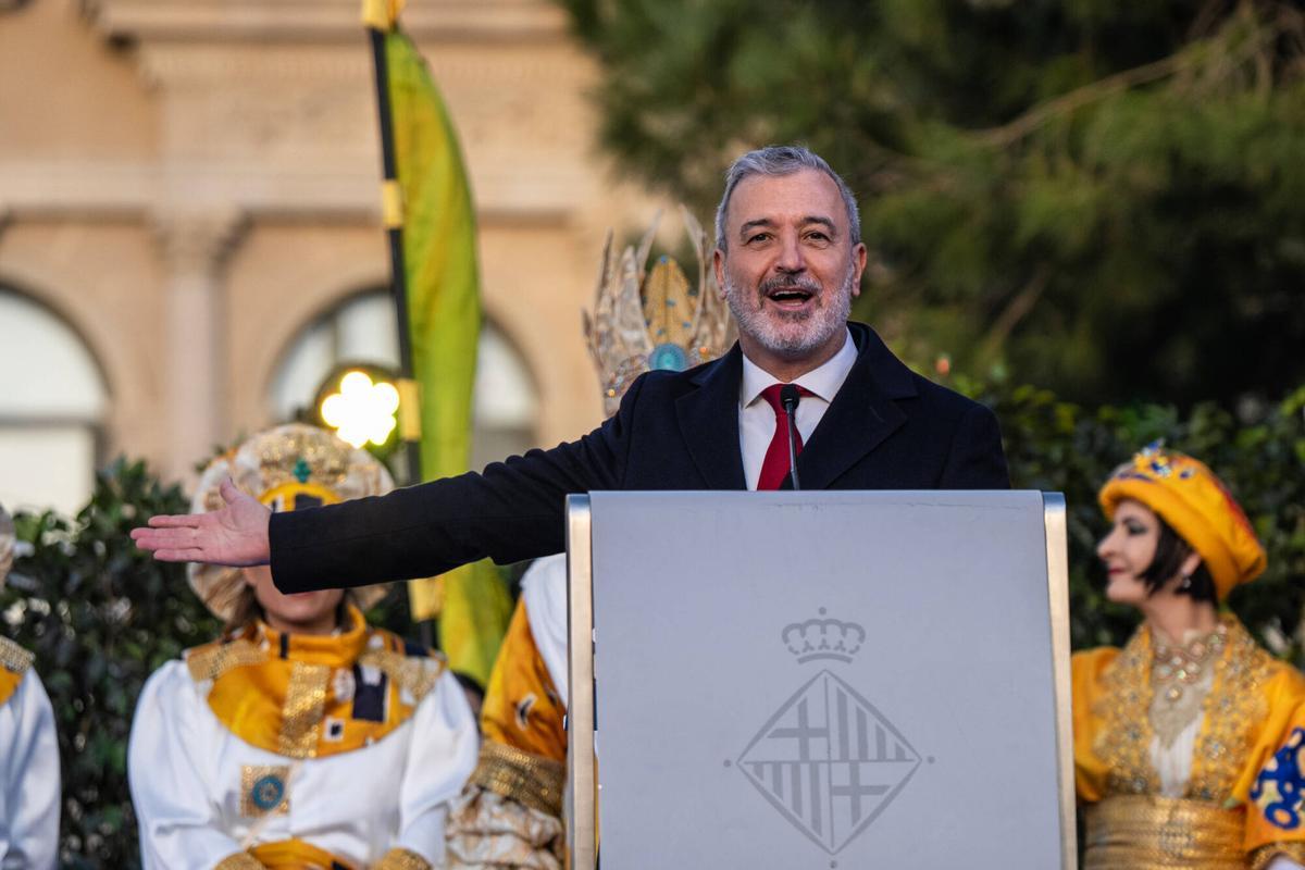 Miles de personas colman la costa de Barcelona para dar la bienvenida a los Reyes Magos