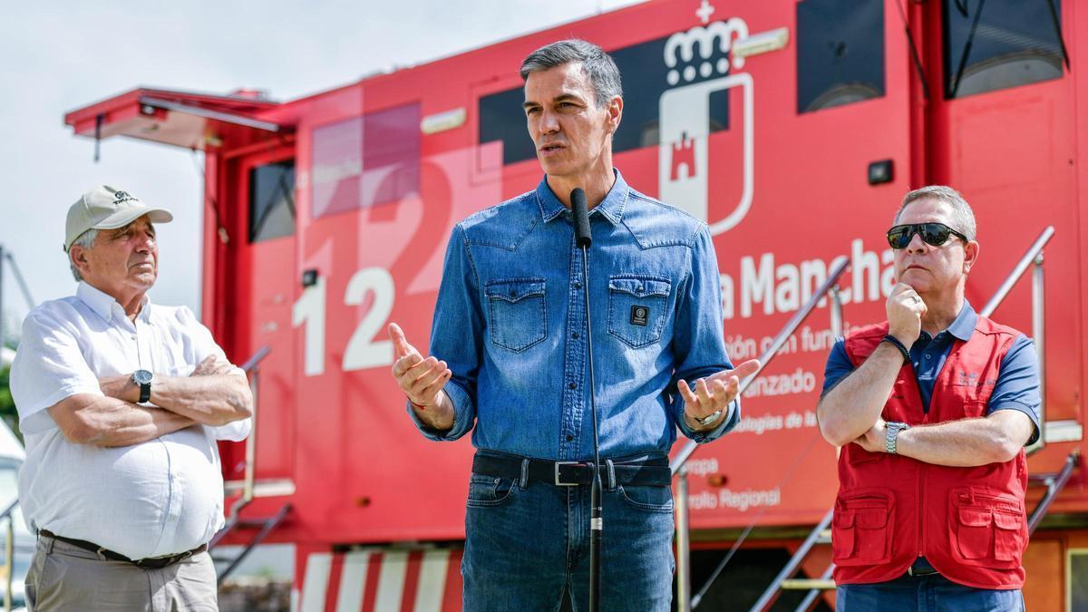 Pedro Sánchez mit Ministerpräsident Emiliano García-Page (re.) und dem Bürgermeister von Tamajón, Eugenio Esteban de la Morena.