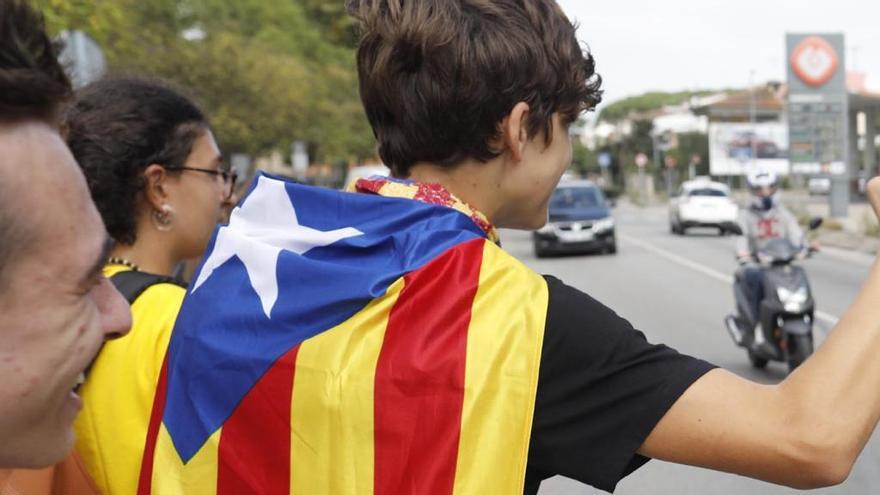 Un jove amb una estelada a l&#039;esquena, en una imatge d&#039;arxiu