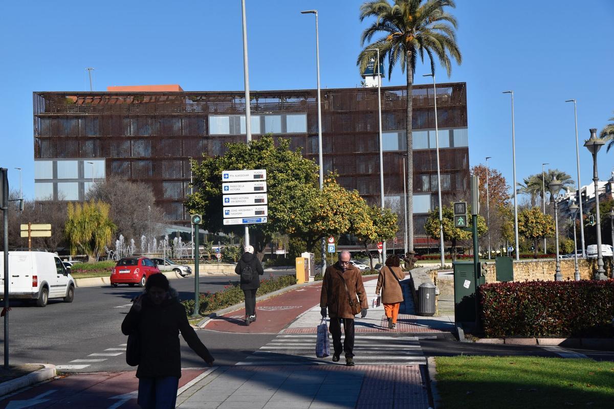 Paseo de la Victoria de Córdoba, a la altura del conocido popularmente como 'hotel oxidado', zona donde ha ocurrido el accidente de tráfico.