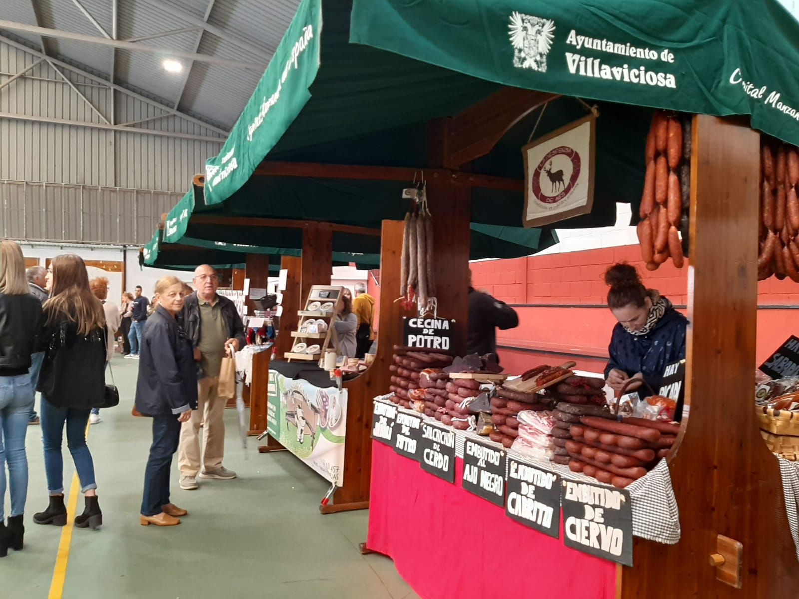 Sariego celebra con éxito su feria agroalimentaria