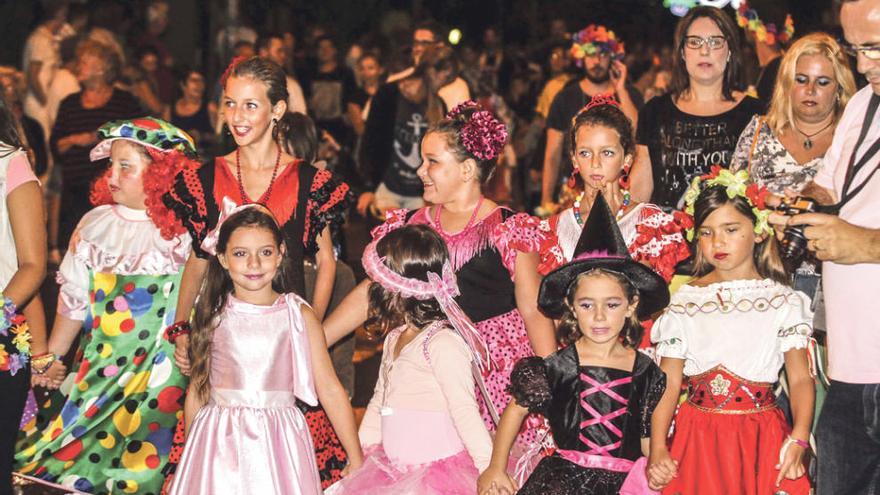 Las fiestas del Raval Roig se imponen a la lluvia