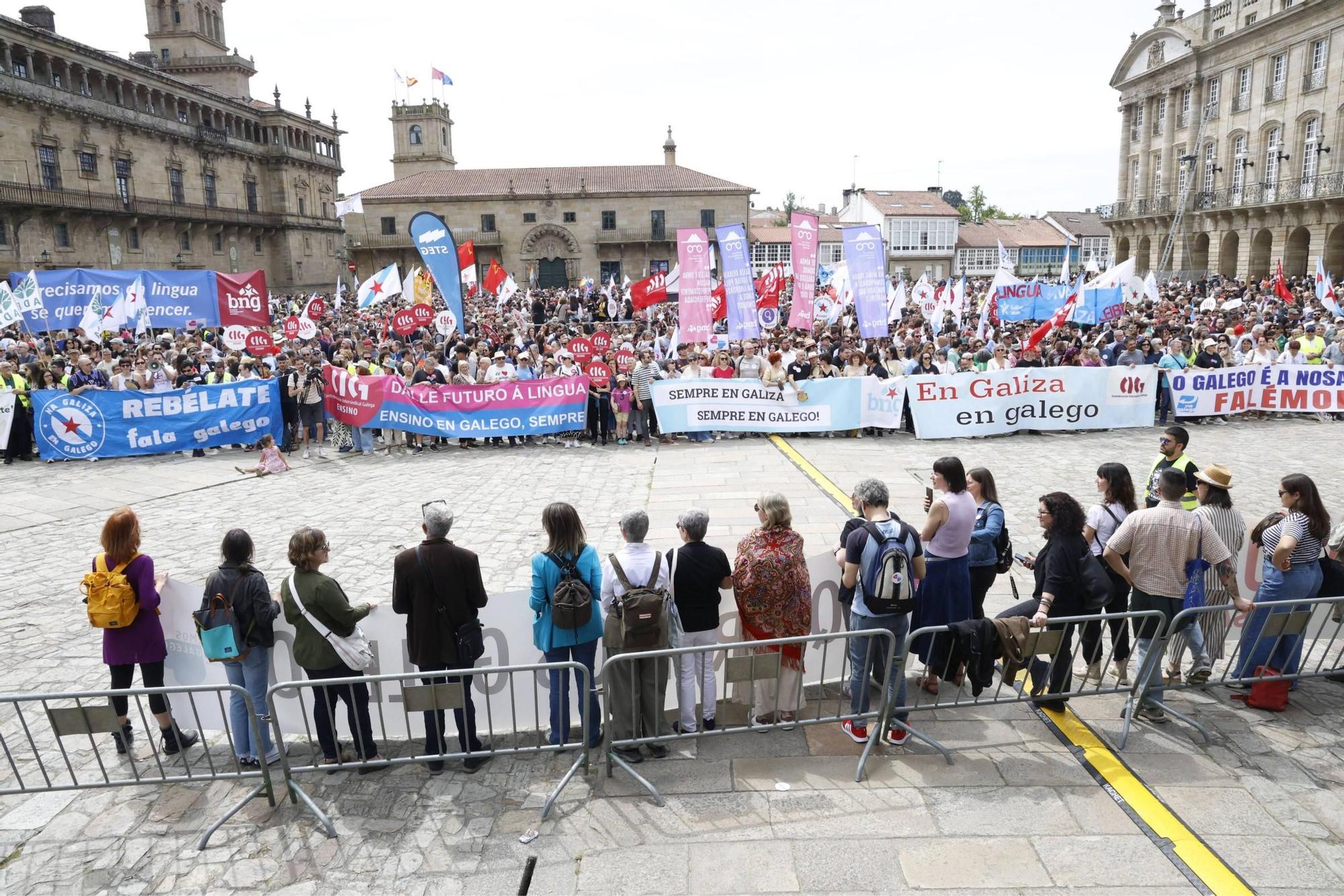 Miles de persoas toman as rúas de Santiago en defensa do galego