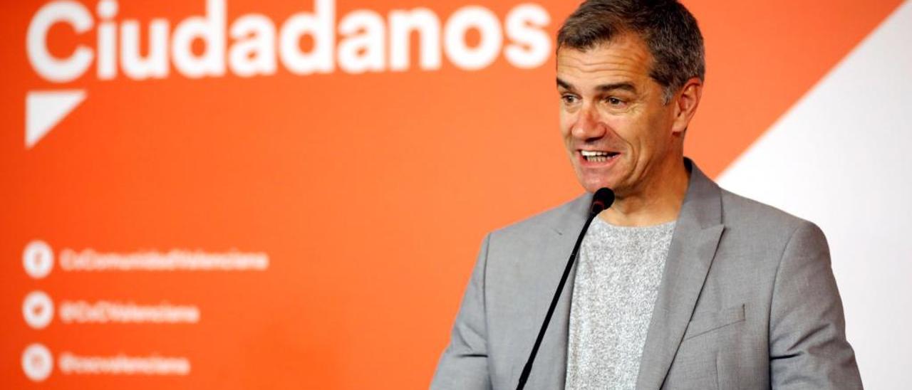 El candidato a la Generalitat por Ciudadanos, Toni Cantó, durante la comparecencia que hizo ayer ante los medios de comunicación.