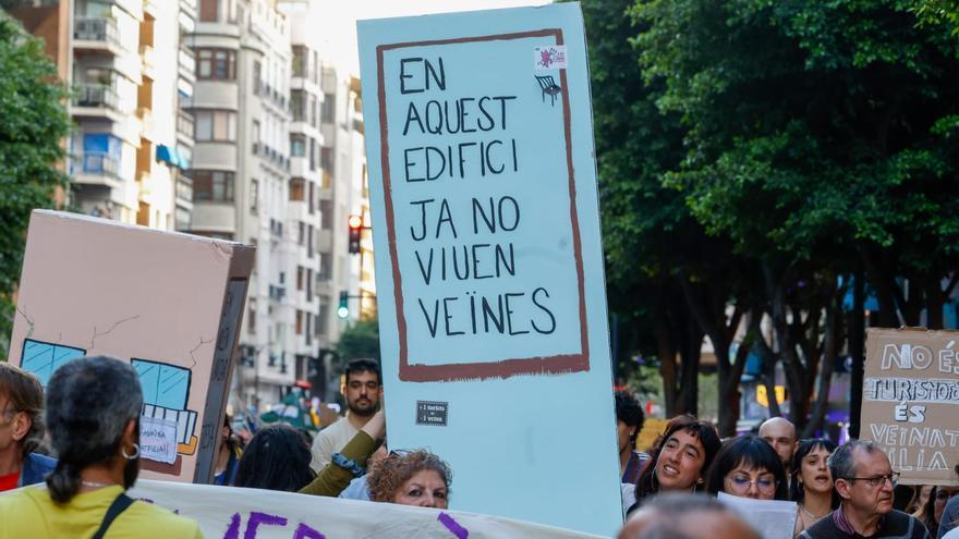 Bajo el lema «València no es ven», centenares de valencianos salieron a las calles, ayer en València.