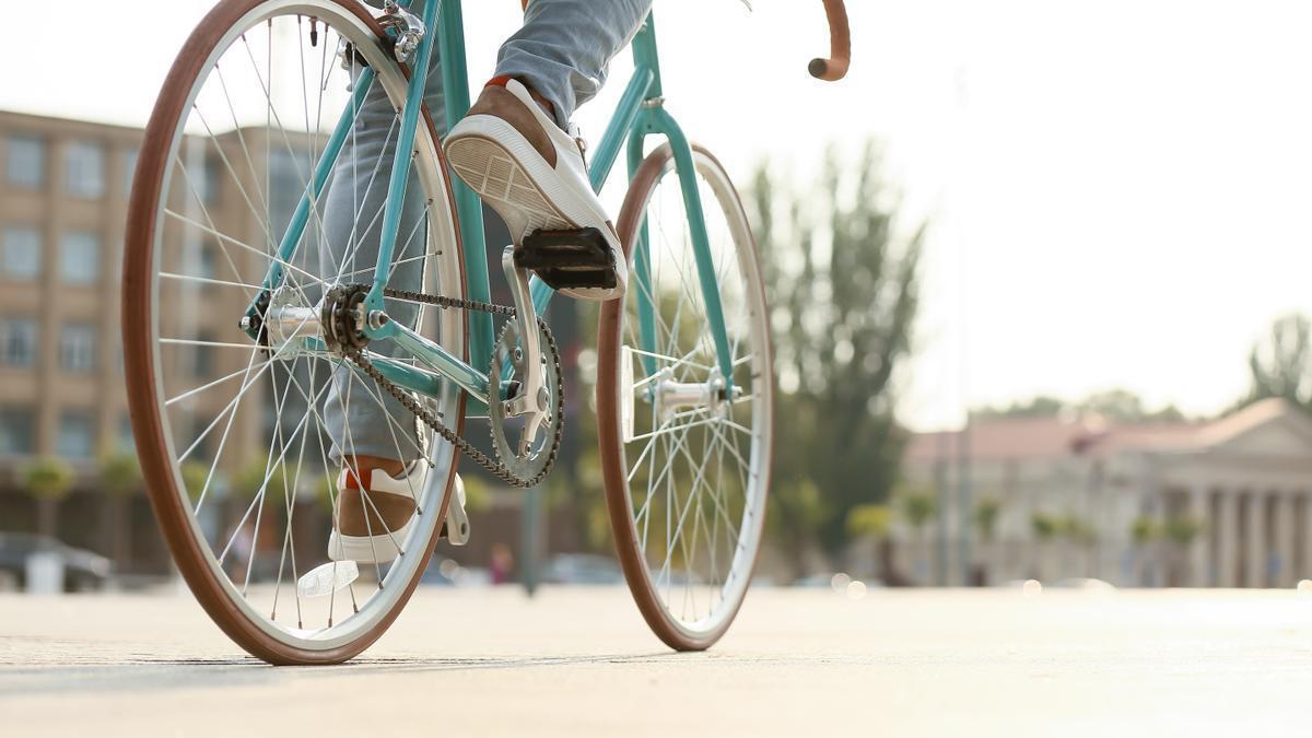 La multa que están recibiendo muchos ciclistas por un error que desconocen: &quot;Es obligatorio bajarse de la bici&quot;