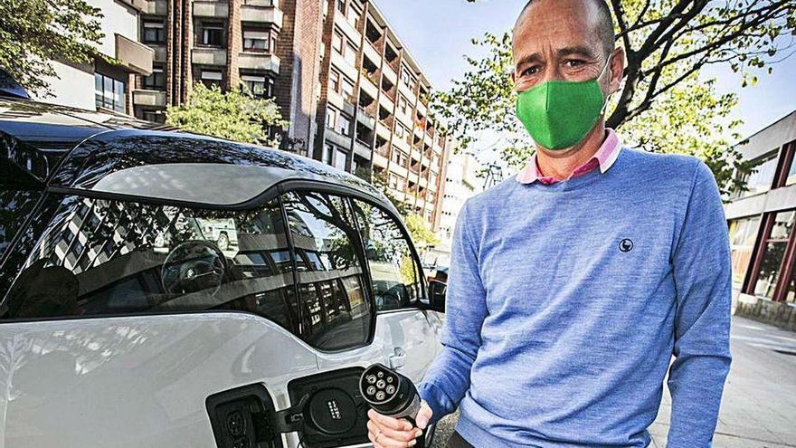 Adriano Mones, recargando un vehículo en Oviedo.