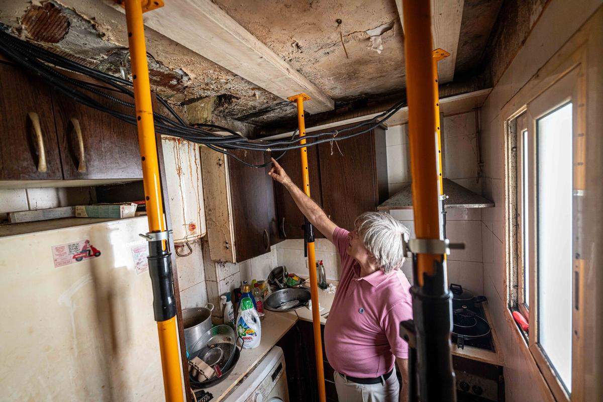 Familias desalojadas de un bloque afectado por aluminosis en el barrio del Besòs durante el reportaje de El Periódico, tras verse obligadas a abandonar sus viviendas por el riesgo estructural del edificio. El reportaje recoge también el testimonio de vecinos de las dos escaleras afectadas. A 29 de julio de 2026. Sociedad. AUTOR: MANU MITRU