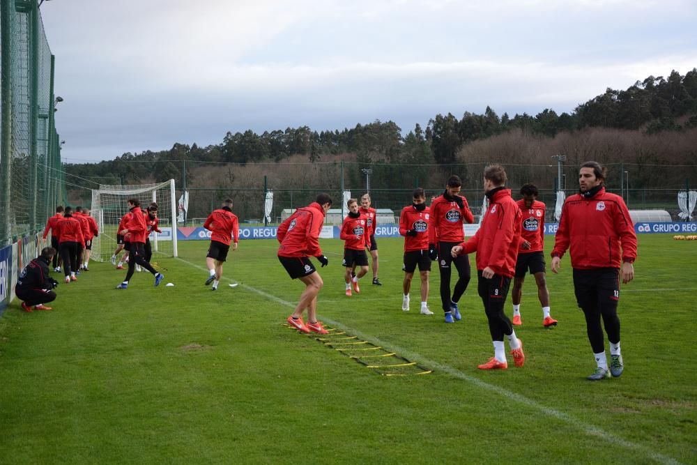 El preparador deportivista, Natxo González, ha facilitado la convocatoria del equipo coruñés tras el entrenamiento de esta mañana.