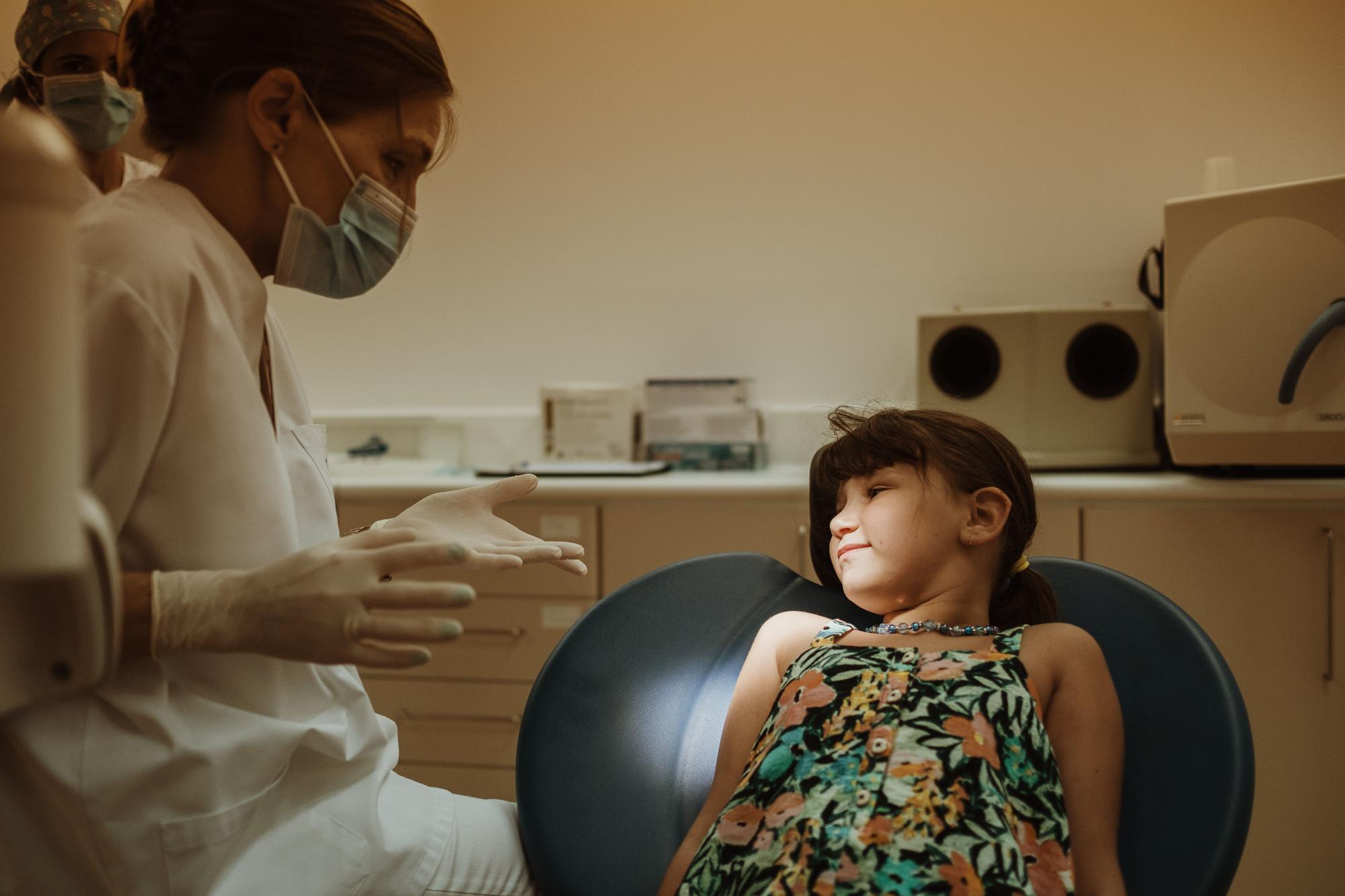 Los niños ucranianos acogidos durante el verano visitan al dentista