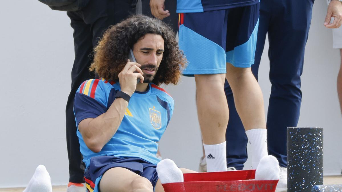 Marc Cucurella de España habla por teléfono en un entrenamiento este domingo en Atlanta (Estados Unidos)