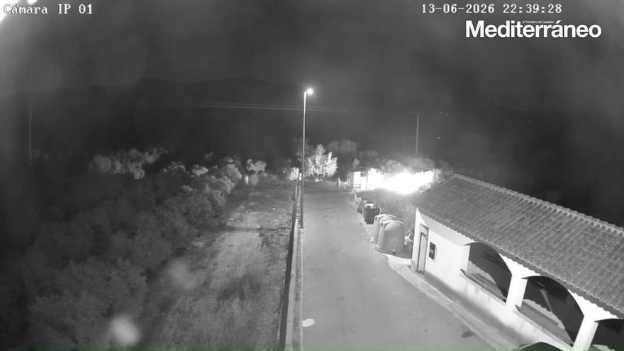 Captado por las cámaras: el momento en que el presunto autor provoca un incendio en Castellón