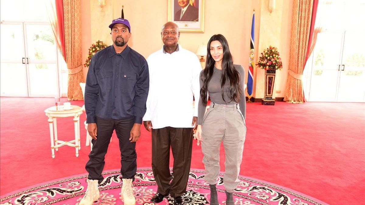 Kanye West y Kim Kardashian flanquean al presidente de Uganda, Yoweri Museveni, este lunes en Entebbe.