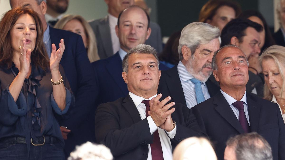 Laporta va baixar al vestidor d’àrbitres per «demanar explicacions» després de la derrota al Bernabéu