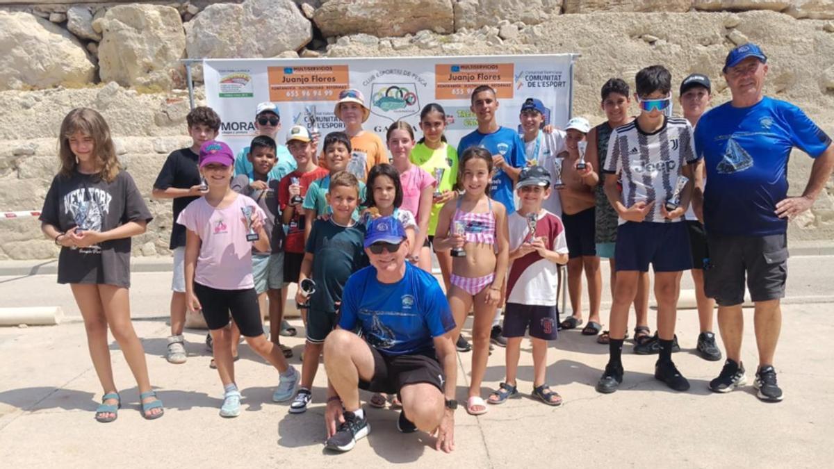 Un grupo de participantes con organizadores del concurso de pesca del CDP Gandia
