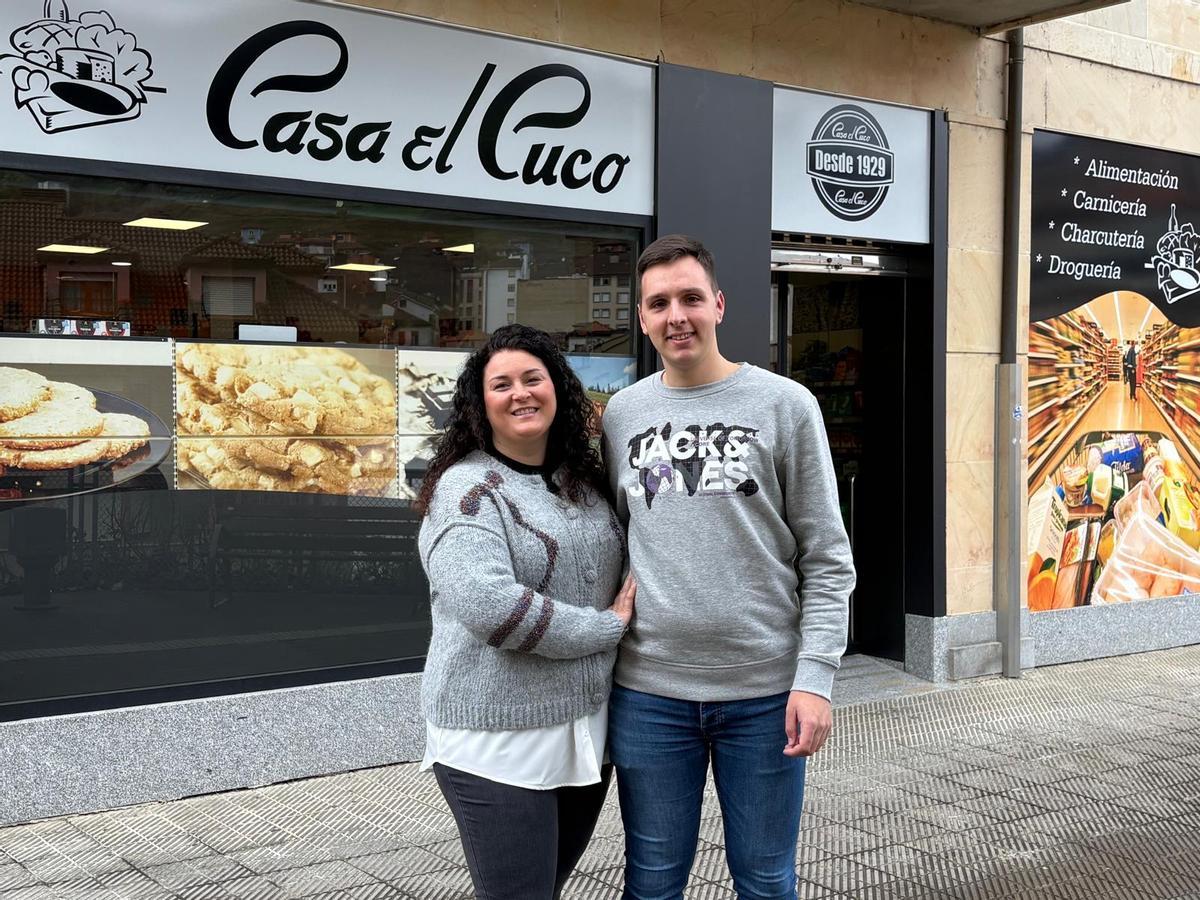 Zoraida González y Adrián Mayo en la entrada del establecimiento.