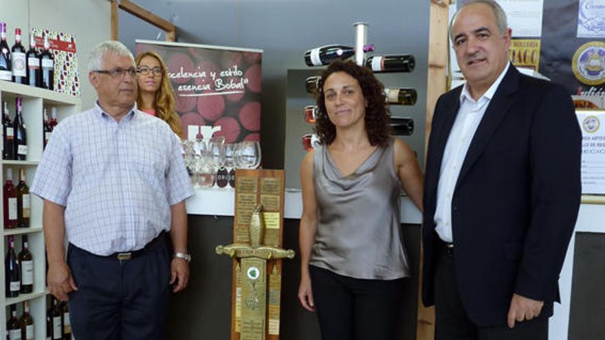 La Bodega Redonda expone la espada de la Orden Universal de Caballeros de la Cepa