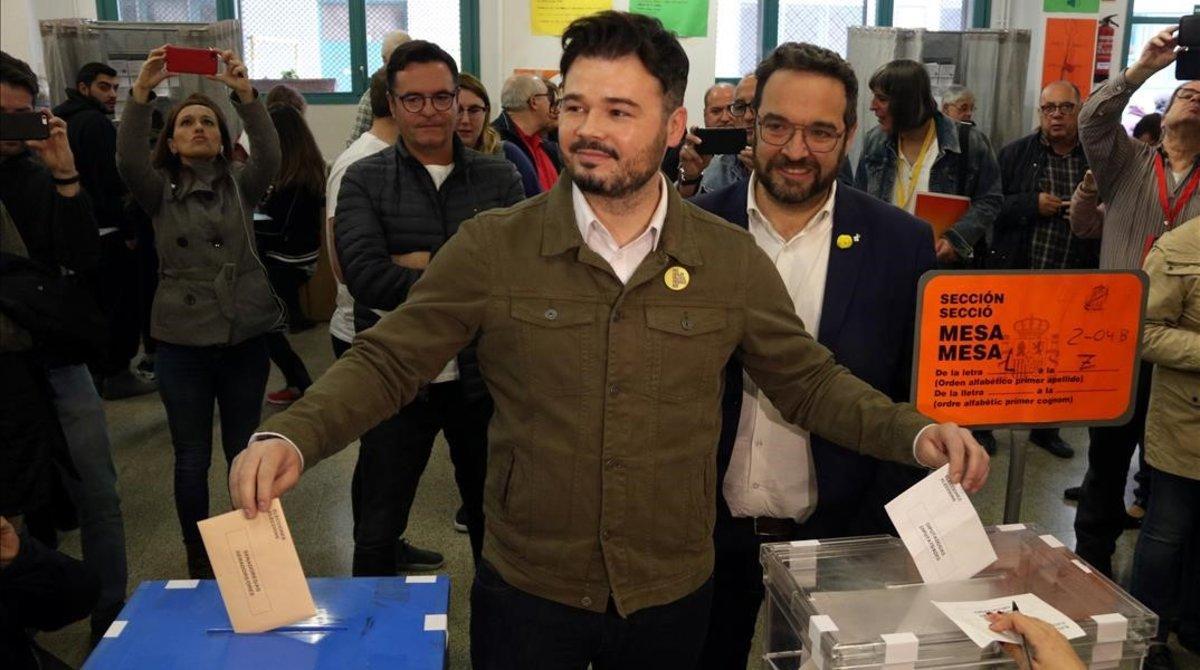 Gabriel Rufián vota en la escuela Ribatallada de Sabadell.