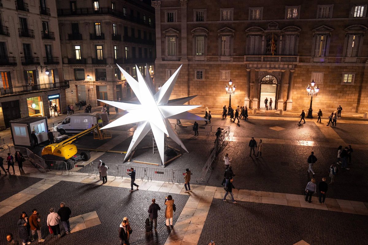 La estrella de Nadal ja ilumina la plaça Sant Jaume. Una gran estrella de luz de 20 puntas iluminará la plaza de Sant Jaume esta Navidad