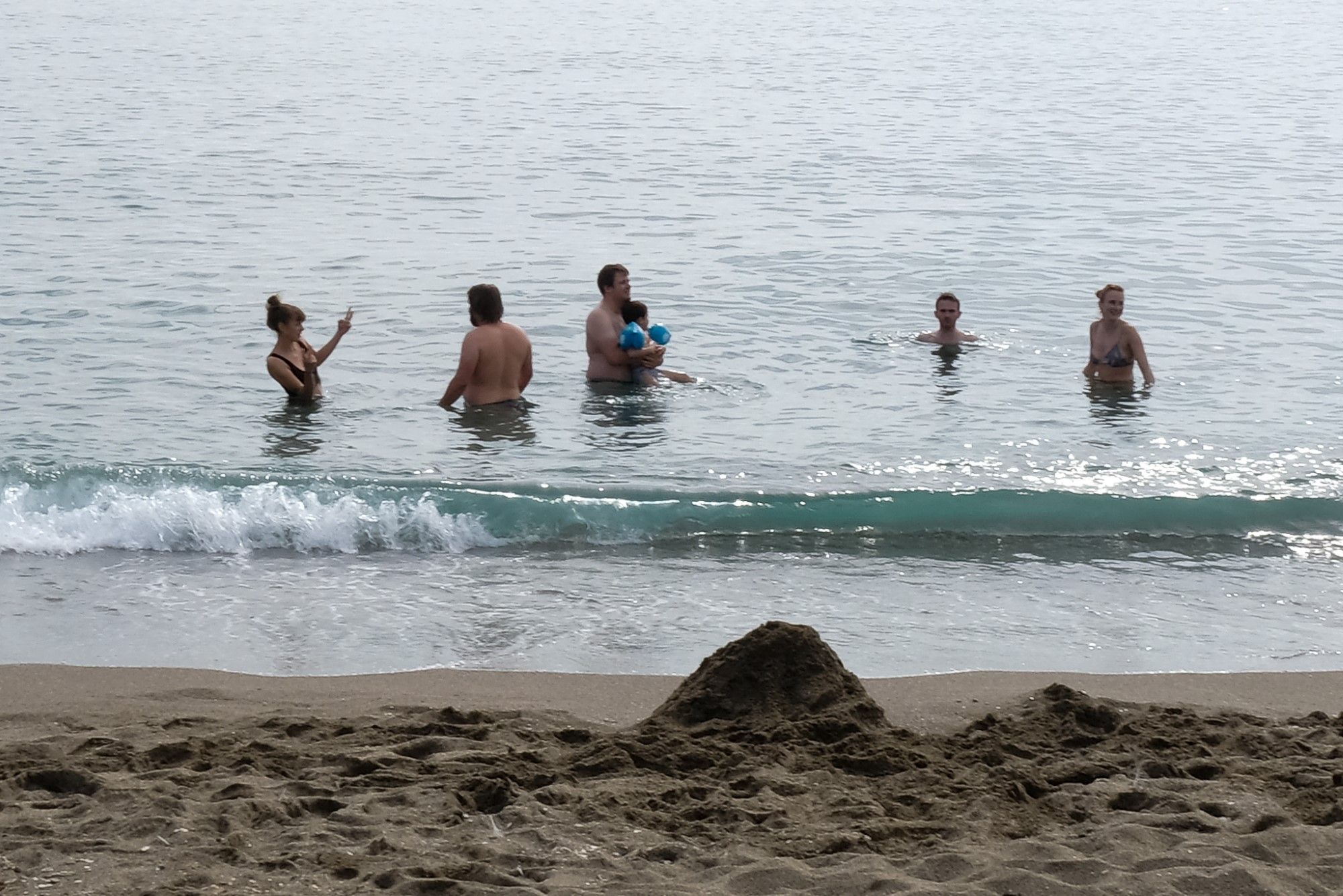 Inusual inicio del puente de Todos los Santos en la playa en Málaga