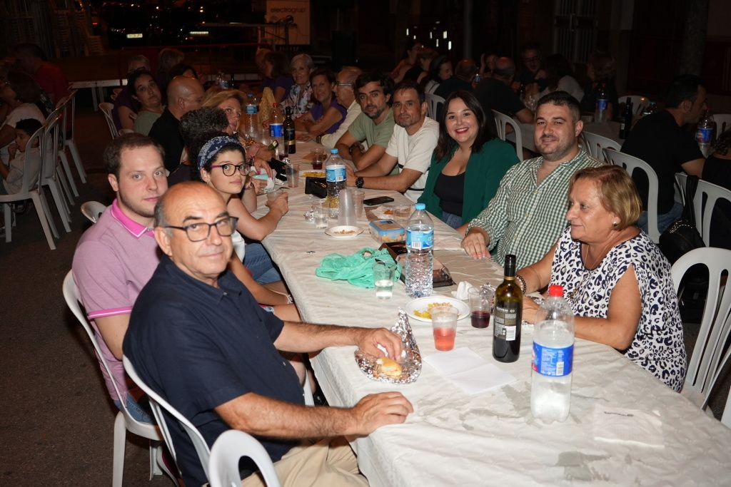 Búscate en las cenas populares en barrios Vila-real de este sábado