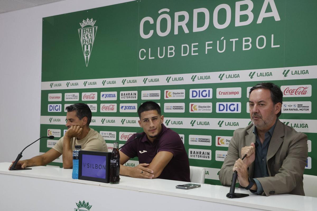 La presentación de Víctor Sánchez como jugador de la primera plantilla del Córdoba CF, en imágenes La presentación de Víctor Sánchez como jugador de la primera plantilla del Córdoba CF, en imágenes