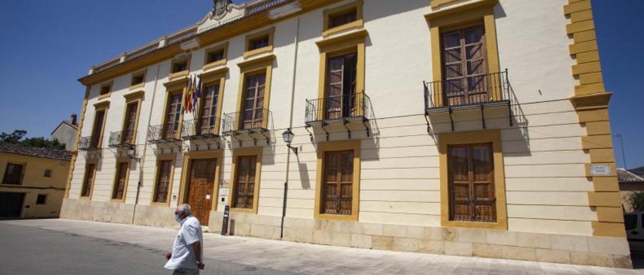 El Palau-Castell declarado BIC donde tiene su sede el Ayuntamiento de Aielo de Malferit. | PERALES IBORRA