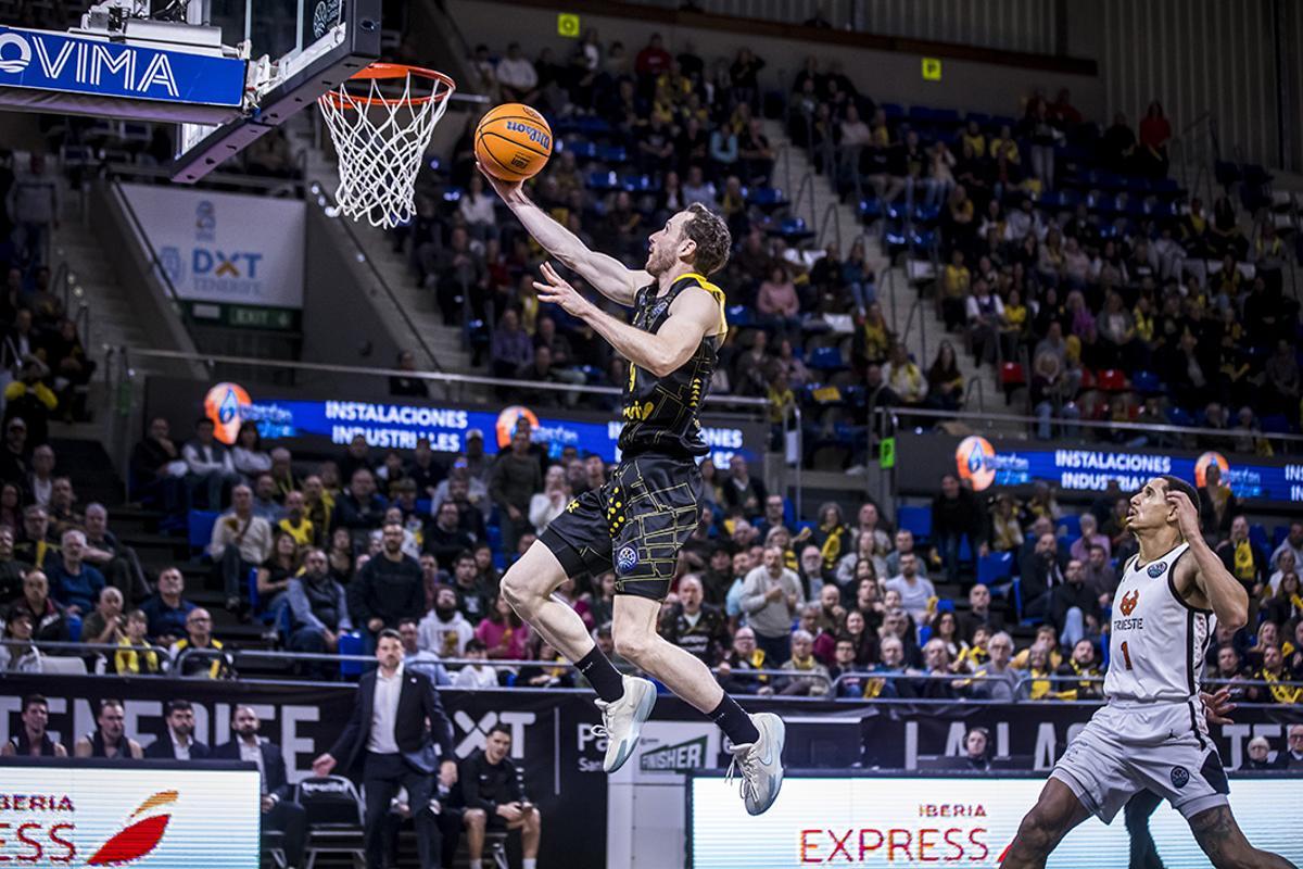 Huertas anota una bandeja durante el partido frente al Trieste.