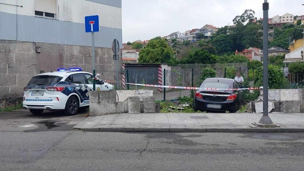 La Policía Local junto al coche accidentado en los huertos urbanos en la rúa As Barxas.