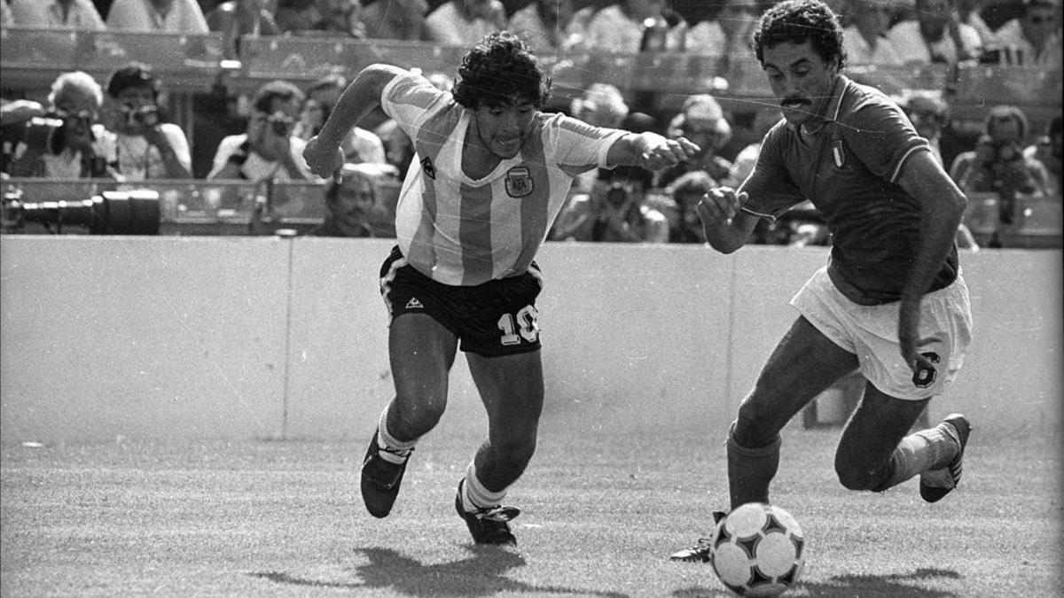 Maradona intenta escabullirse de Gentile en el Argentina-Italia de Sarrià, en 1982.