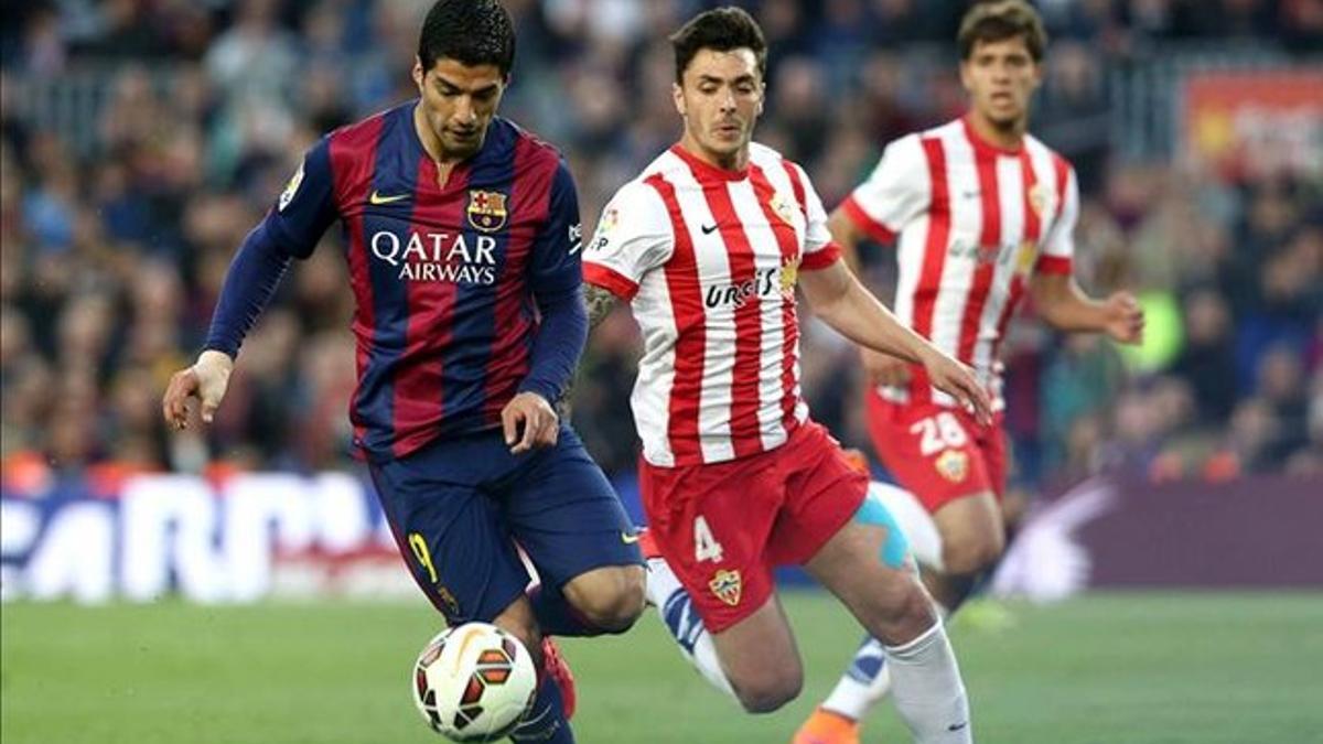 El Barça goleó al Almería tras la victoria del Madrid en Vallecas