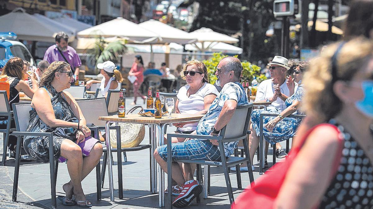 Varios turistas sentados en una terraza del Archipiélago.