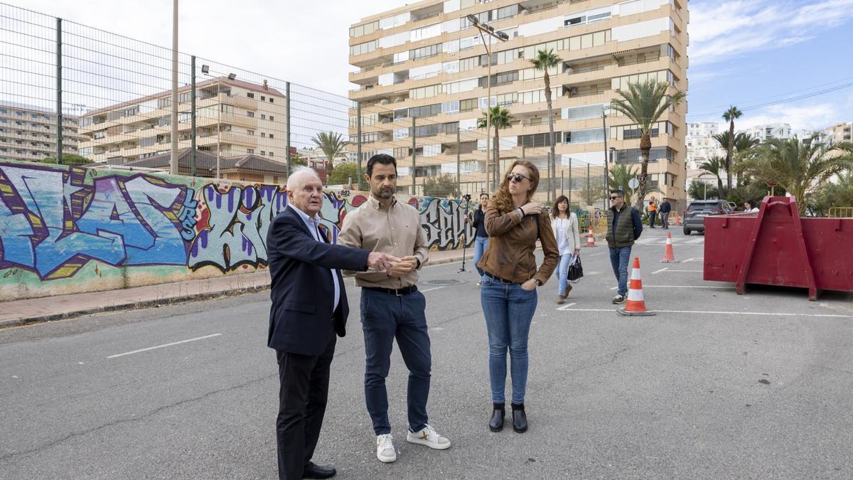 Visita del alcalde Eduardo Dolón y Humberto Zuleta, presidente de la Asociación de Vecinos de Cabo Cervera