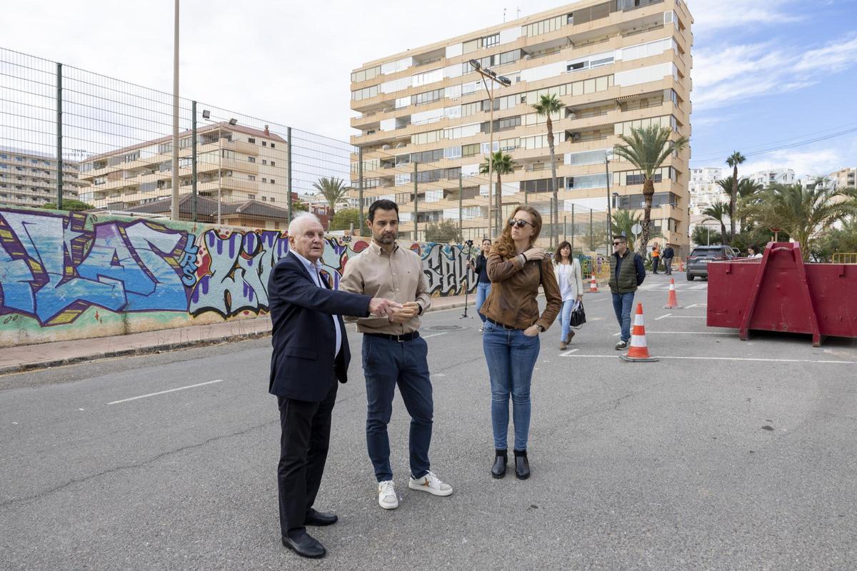 Visita del alcalde Eduardo Dolón y Humberto Zuleta, presidente de la Asociación de Vecinos de Cabo Cervera