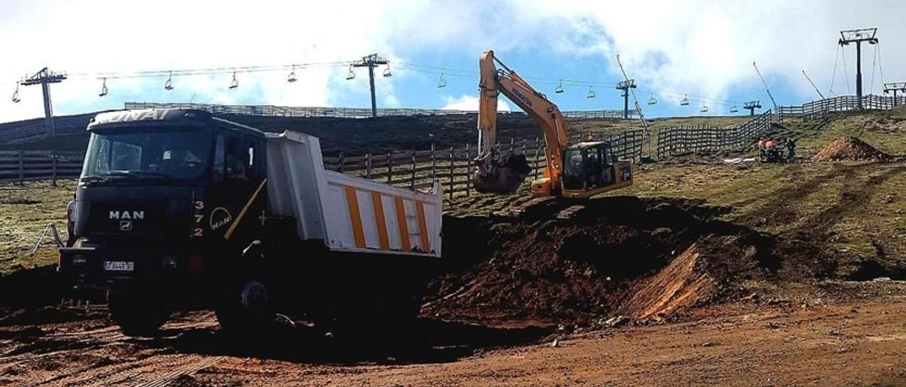 La obras para cambiar el trazado del telesilla Brañillín, que pasará a ser un remonte auxiliar del nuevo telecabina, ya muy avanzado. | E. I. V. P.