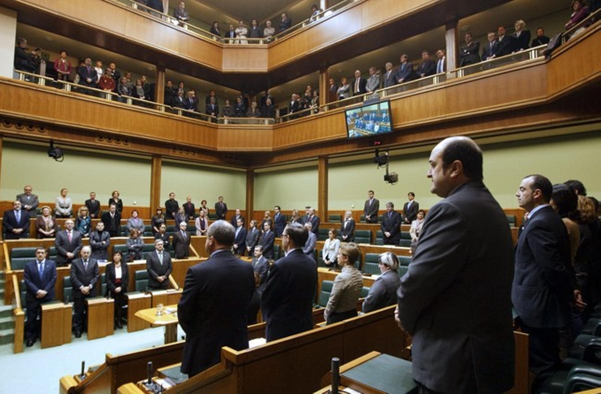 El ple del Parlament Basc fa un minut de silenci durant la commemoració avui del Dia de la Memòria.